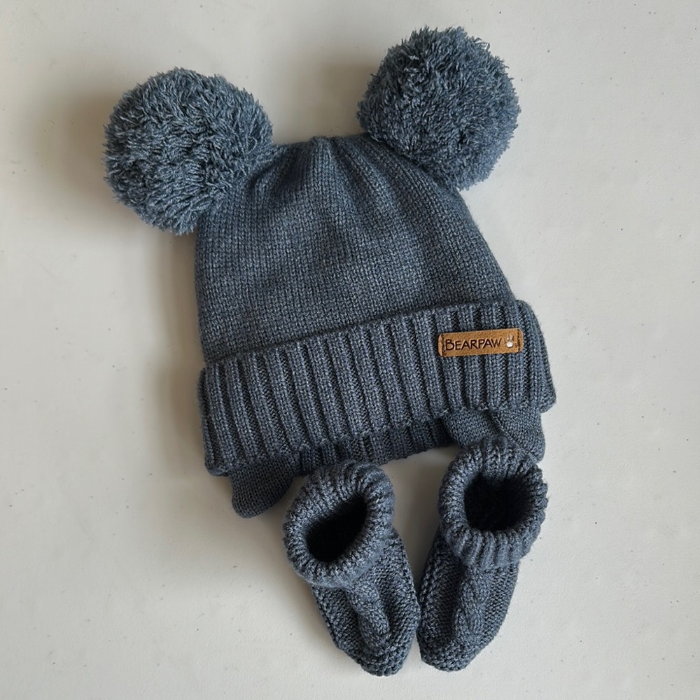 NWOT BearPaw Knit Infant Pom Hat and Booties